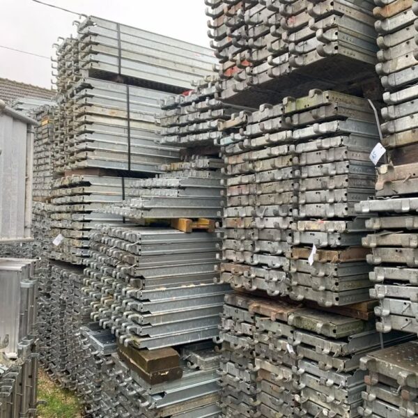Lote completo de 160 m² de andaimes de fachada Altrad – usados, praticamente novos.