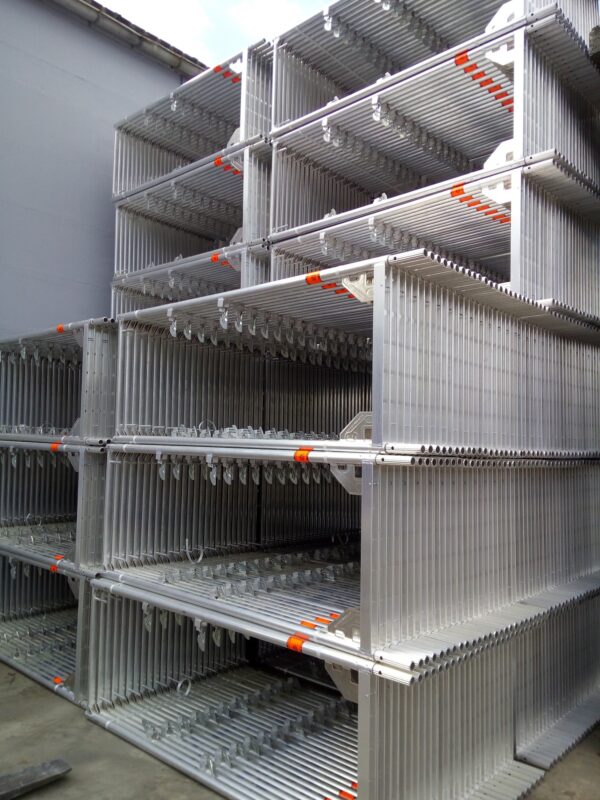 Cadre-alu-neuf-layher Lote completo de 100 m² de andaimes de fachada Layher – usados, praticamente novos.