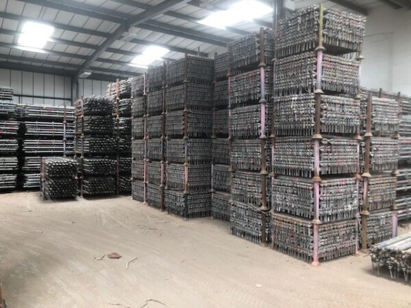 1.1m-Ledgers Lote completo de 250 m² de andaimes de fachada Altrad – usados, em excelente estado de conservação.