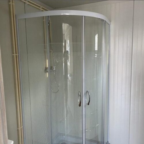 fd2218a9-3ba8-487a-9959-ec2180e0a5cc CONTENTOR DE ESCRITÓRIO USADO (DIM. 6,00 x 2,40 M) + CASA DE BANHO – DUCHE – COZINHA