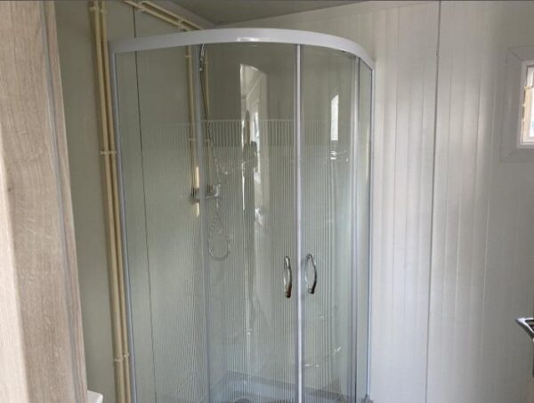 fd2218a9-3ba8-487a-9959-ec2180e0a5cc CONTENTOR DE ESCRITÓRIO USADO (DIM. 6,00 x 2,40 M) + CASA DE BANHO – DUCHE – COZINHA