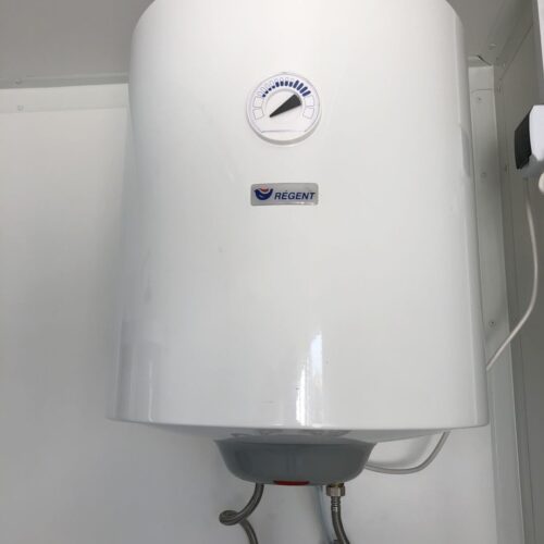 js10 Contentor sanitário com chuveiro, lavatório e sanita.