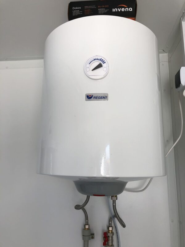js10 Contentor sanitário com chuveiro, lavatório e sanita.