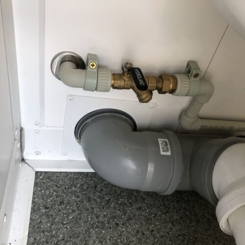 js13 Contentor sanitário com chuveiro, lavatório e sanita.