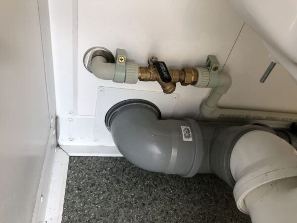 js13 Contentor sanitário com chuveiro, lavatório e sanita.