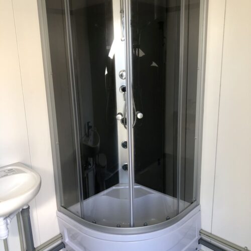 js9 Contentor sanitário com chuveiro, lavatório e sanita.